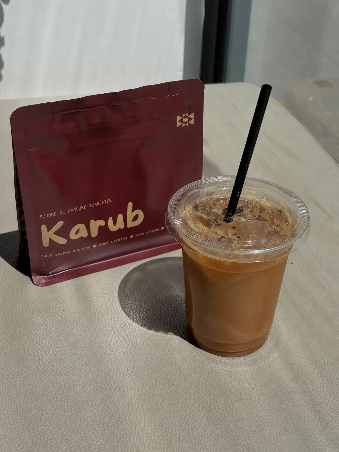 sachet de caroube et gobelet de caroube en latté